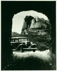 Mount_Rushmore construction 01.jpg